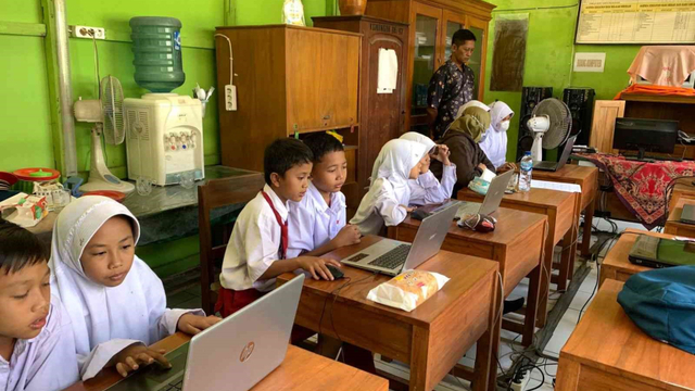 Studi Kegiatan Literasi Digital di Sekolah Kota dan Sekolah Desa